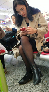 候车室黑丝长发少妇玩手机