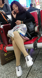 地铁候车室长发肉丝少女