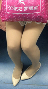 地铁肉丝白鞋小少妇