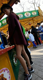 大长腿少女买小吃