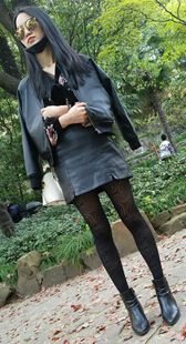 公园黑丝眼镜美女