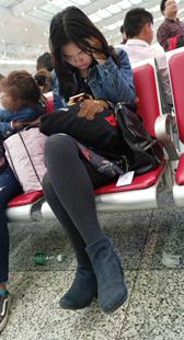 短裙长发小妹玩手机