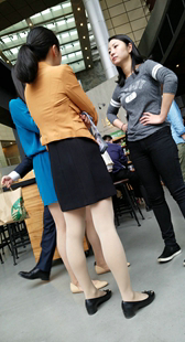 街拍一群少妇吹牛逼