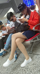 候车室肉色丝袜少妇玩手机