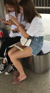 公园牛仔短裙美腿少女