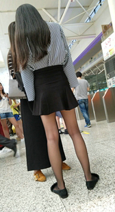 地铁站黑裙黑丝袜少女