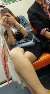 地铁短裙美腿少妇玩手机