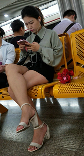 凉拖短裤少妇玩手机