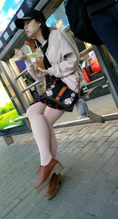 公交站肉丝少妇