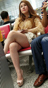 高跟短裙大长腿美少妇