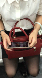 地铁黑丝短裙熟女