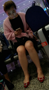 候车室黑裙少妇玩手机