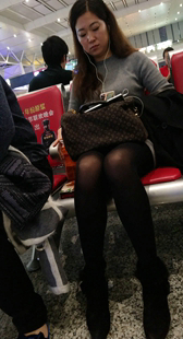 地铁候车室黑丝熟女