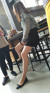 商业区黑短裙长腿少女