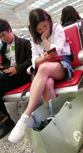 候车室牛仔短裙美腿少妇