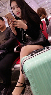 候车室长腿大美女玩手机