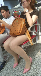 候车室高跟肉丝长眼镜少妇