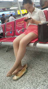 地铁肉丝粉短裤少妇