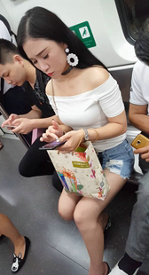 地铁胸器露肩美女