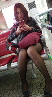 地铁候车室高跟黑丝熟女