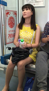 地铁黄裙肉丝少妇