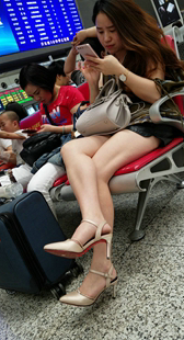 候车室高跟美腿长发美女