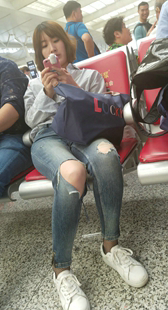 候车室牛仔裤美女