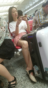 候车室红短裙长腿美女