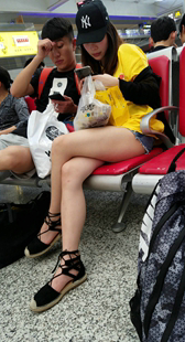 候车室牛仔短裤少妇