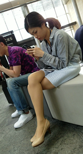 商业区肉丝美女玩手机