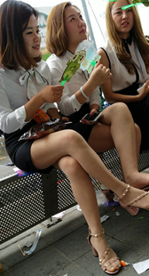 短裙美腿三少妇聊人生