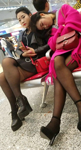 候车室黑丝短裙两美女
