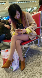 候车室肉丝高跟长发美女