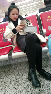 白色毛大衣黑丝裸靴美眉