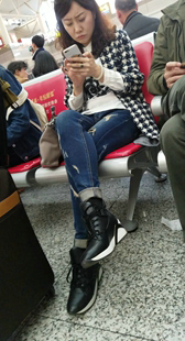 蓝色牛仔裤MM玩手机