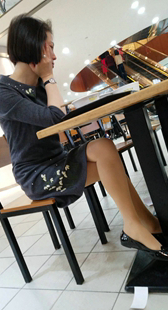 深色连衣裙街拍肉丝美腿