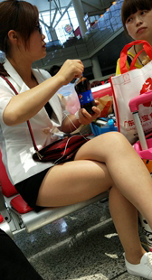 白色上衣黑色热裤美腿白鞋MM