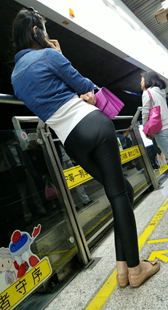 地铁翘臀皮裤美女