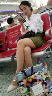 白衬衫墨绿色短裙肉丝白鞋少妇