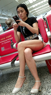 黑色T恤白热裤长腿美眉