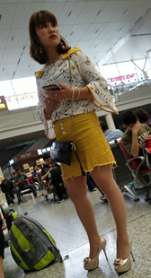 白色碎花上衣黄色短裙肉丝MM