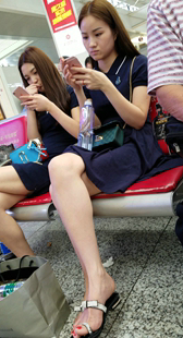 两个深蓝色连衣裙极品美女