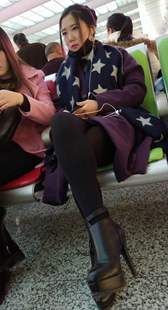 紫色毛大衣围巾黑丝极品美女