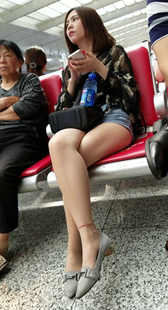 黑色花纹薄纱上衣极品长腿美女