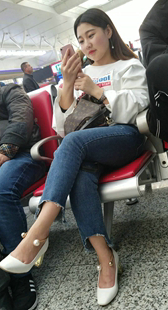 牛仔裤高跟美女玩自拍