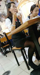 黑色制服街黑丝美眉用餐