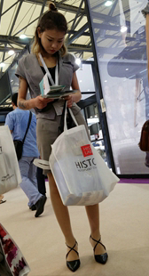 灰色制服短裙肉丝翘臀美眉