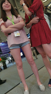 粉色上衣牛仔热裤长发高挑MM