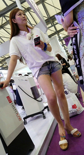 白衬衫街拍热裤MM