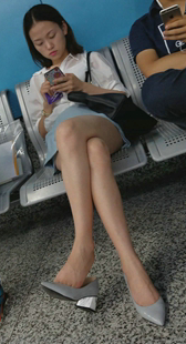 白衣短发美腿美少女